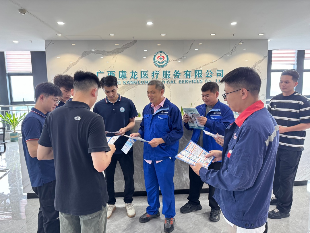 1750752517481054685.jpg 16宣传小组进企业发放宣传手册(进企业)(1).jpg