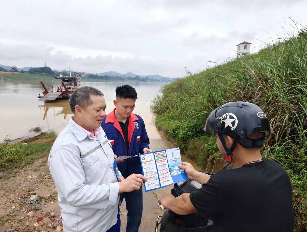 1750752550614011678.jpg 19宣传小组成员在渡口宣传安全知识(进家庭)(1).jpg