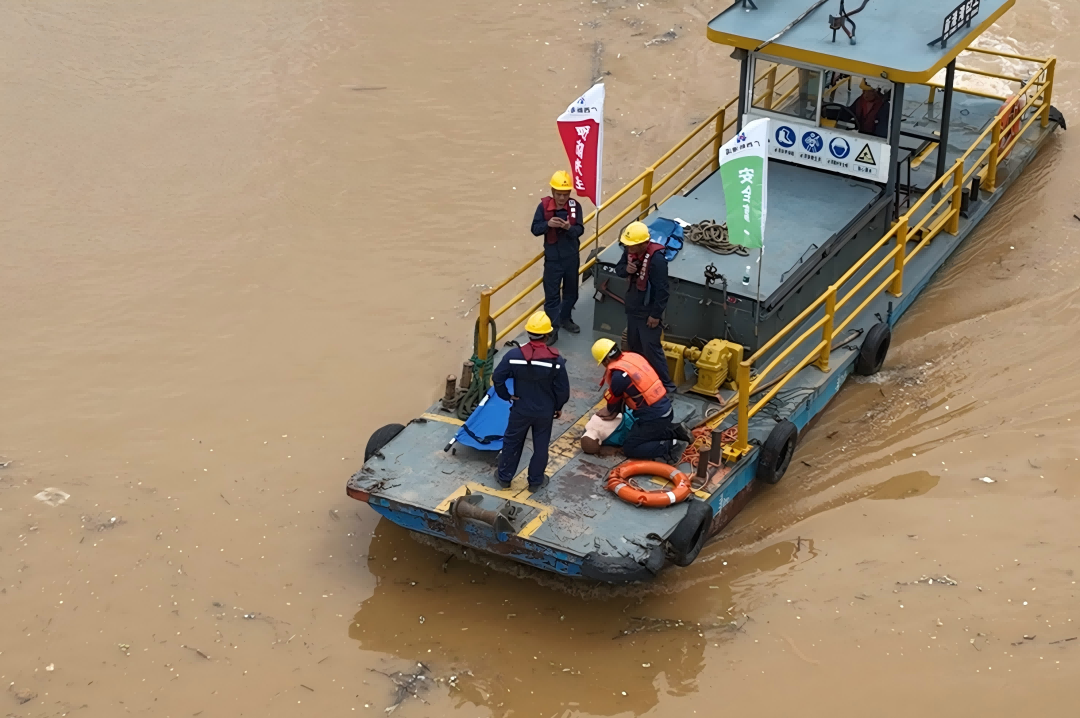 对落水人员进行心肺复苏，并通过对讲机向总指挥报告(1).png