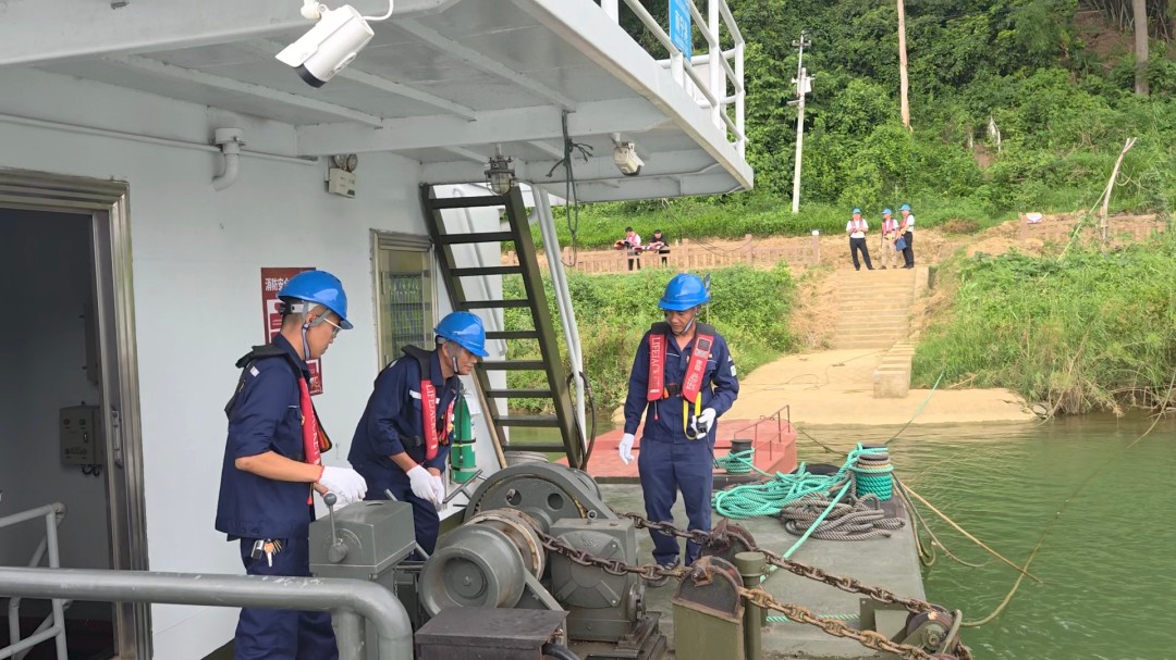 1751622084594045843.jpg 隆安分中心开展趸船锚链.jpg