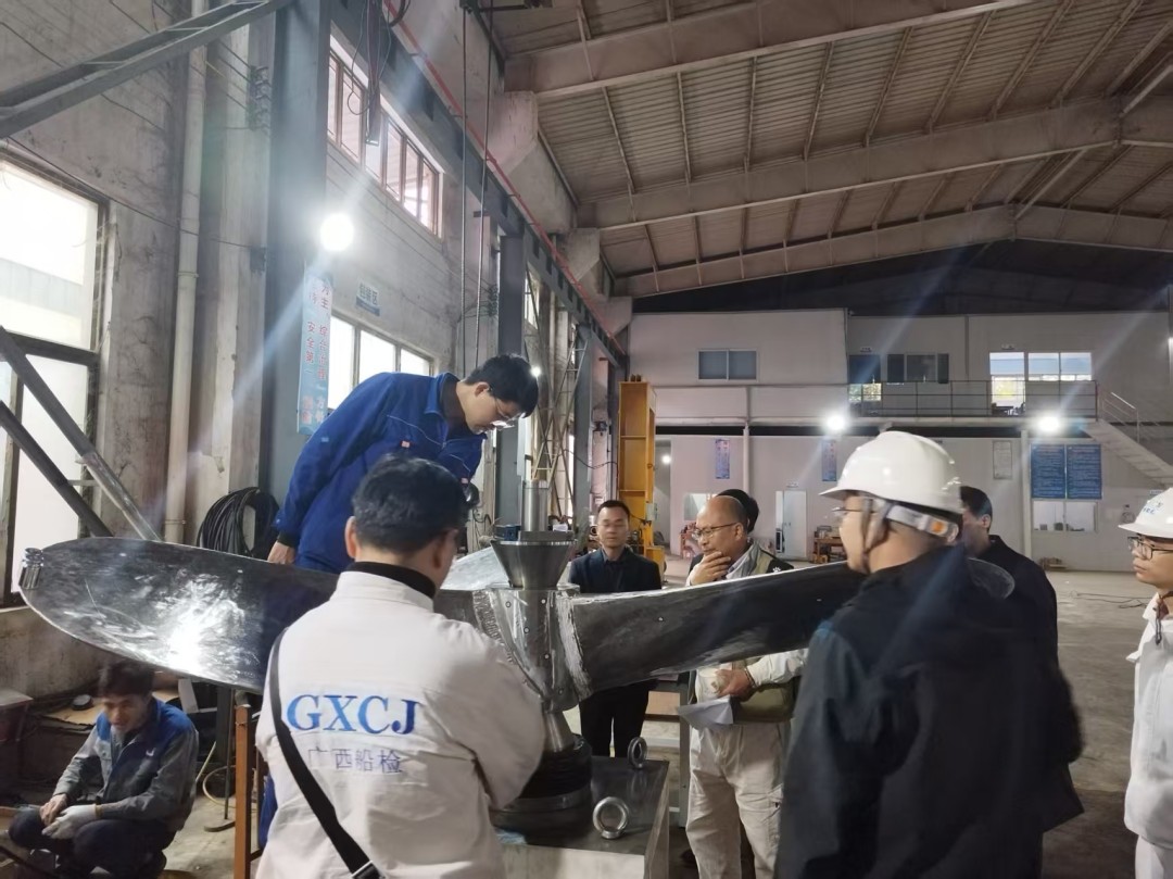 1751623000619079990.jpg 验船师在车间检验螺旋桨产品.jpg