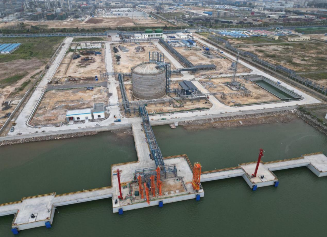 1751858892582053671.png 图2.钦州港金谷港区金鼓江作业区14号15号泊位(14号泊位水工部分)施工现场.png