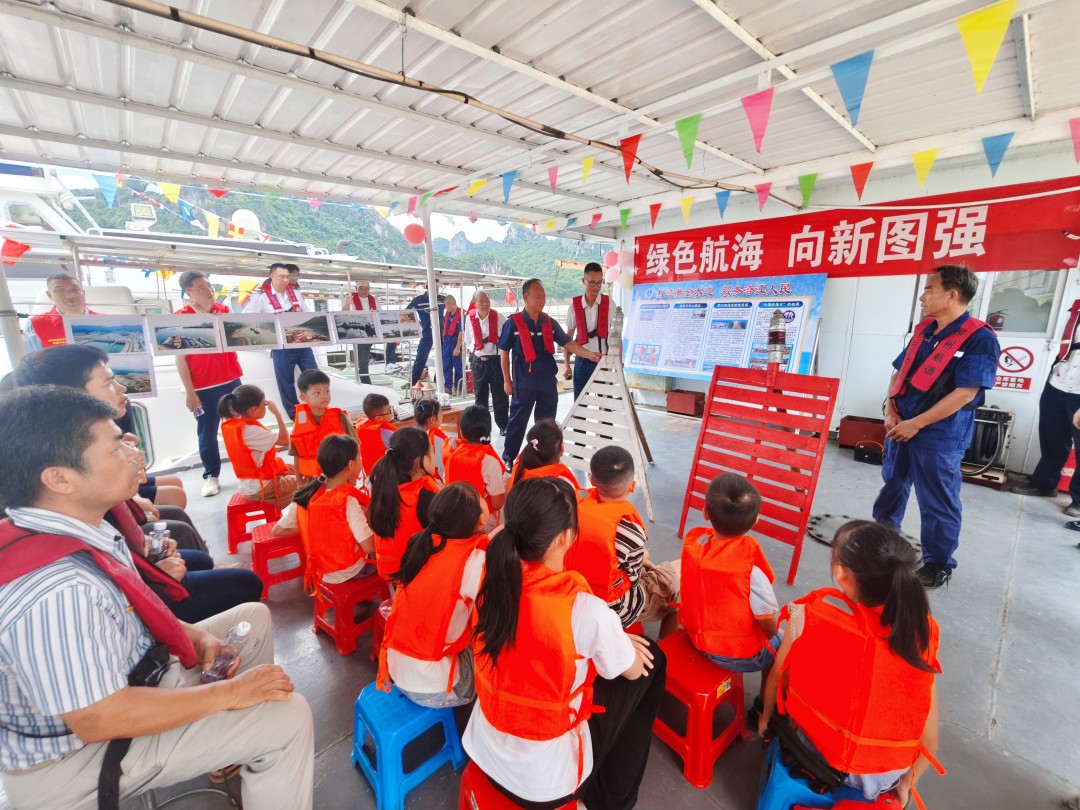 1752483033078053108.jpg 听工作人员讲解航标知识.jpg