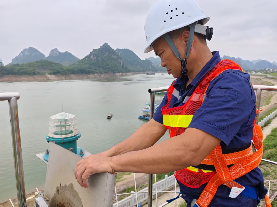 1752484145754057377.jpg 5.航标员在调试示位标.jpg