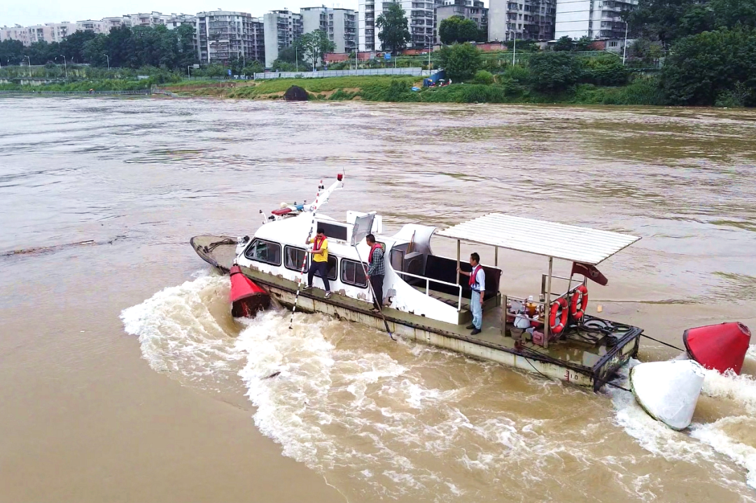 1752484167720034069.png 6.航标员在汛期回收航标.png