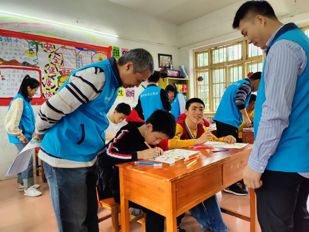 1752484273069035253.jpg 8.持续帮扶特殊儿童.jpg