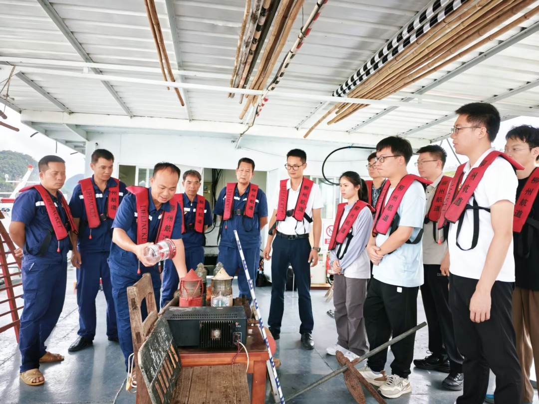 1752484340998087011.jpg 10.老航标员向年轻职工讲述奋斗历史.jpg