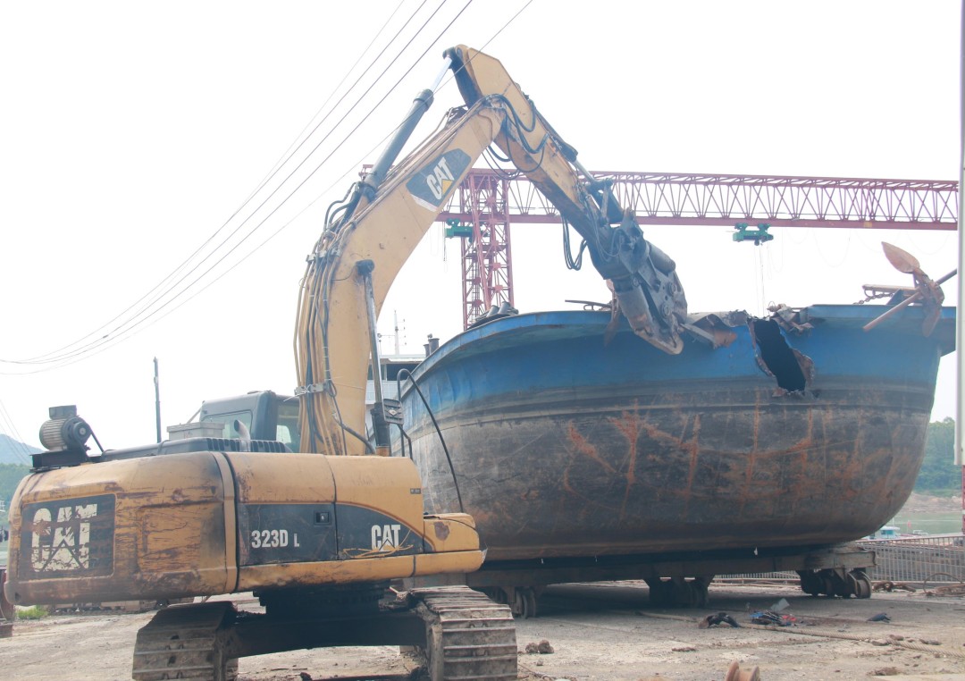 2025年首艘老旧营运船舶拆解.jpg