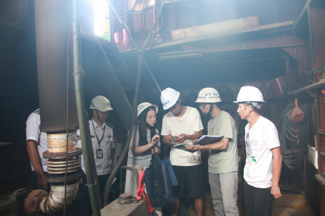 工作人员仔细核对船舶主尺度、主要机器设备等信息.jpg