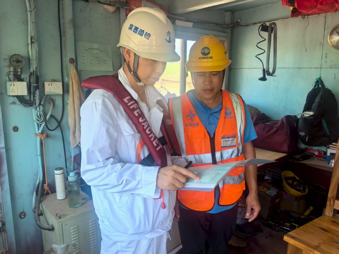 北海船检中心验船师与平陆运河施工船船东进行交流2.jpg