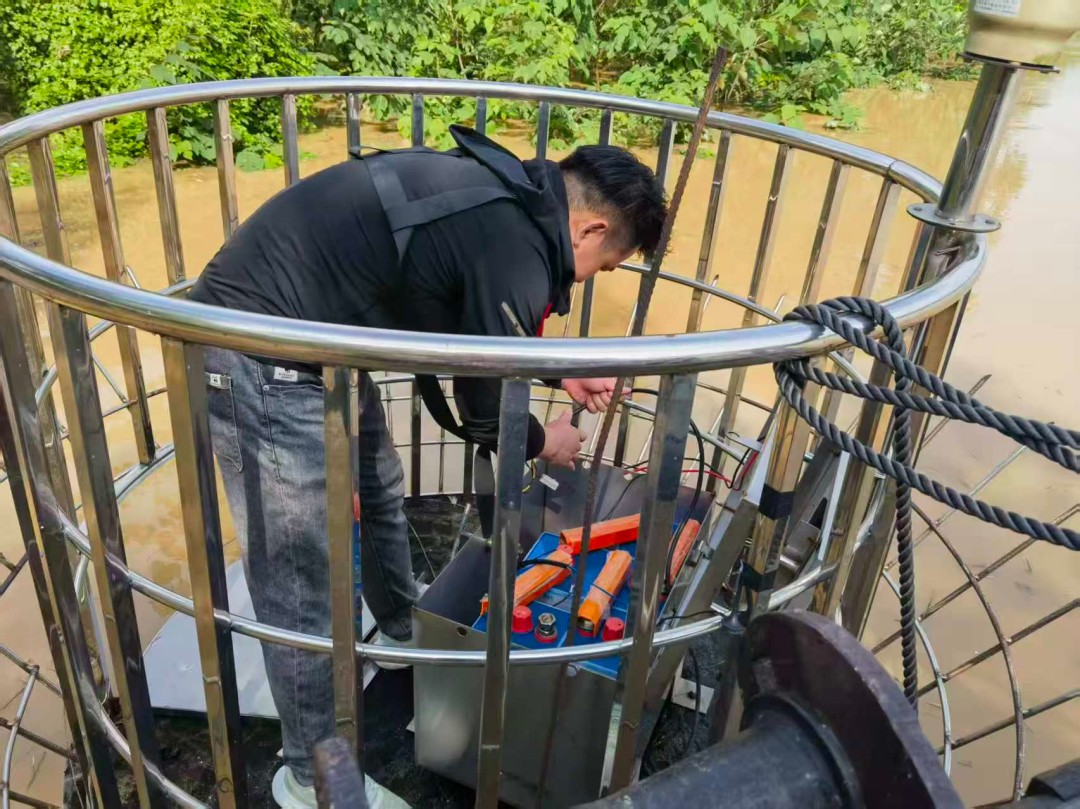 1759984680457064507.jpg 受洪水危及示位标航标器材撤收.jpg