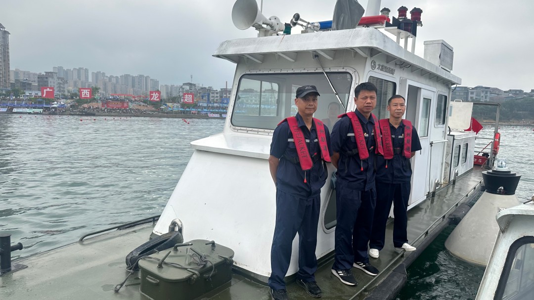 航道工作人员现场执勤，保障龙舟赛水域安全.jpg