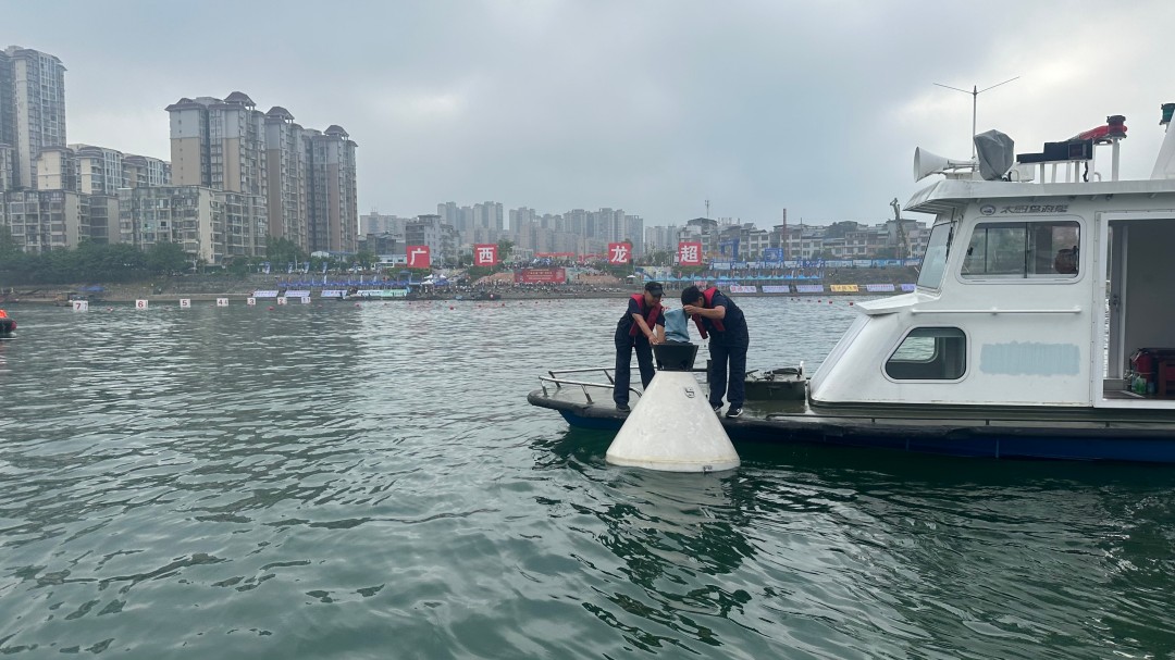 航道工作人员维护航标，保障赛事水域航道标识清晰1.jpg