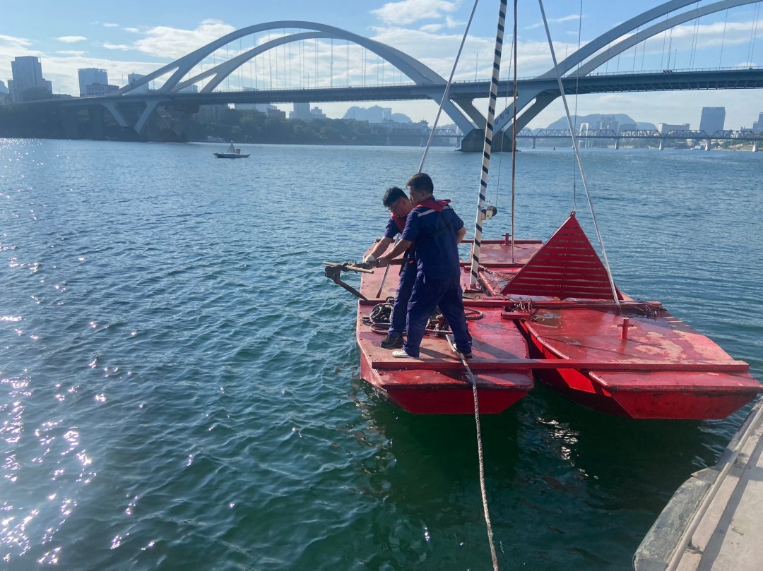 设置封航标志，并派出警戒船舶 (2).jpg