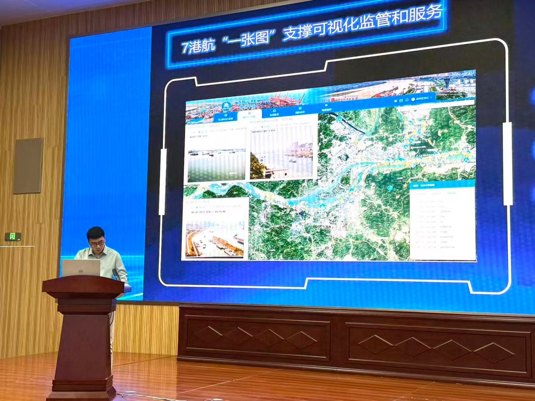 1766720490118071836.jpg 1.中心科技信息处陆文展示广西数字港航一体化平台.jpg