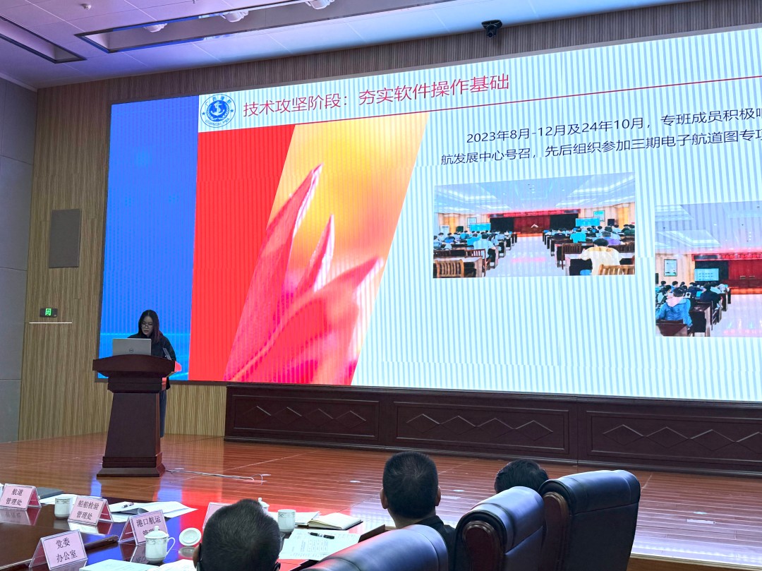 1766720503132092896.jpg 2.南宁航道养护中心覃孔韬展示成果为电子航道图专班.jpg