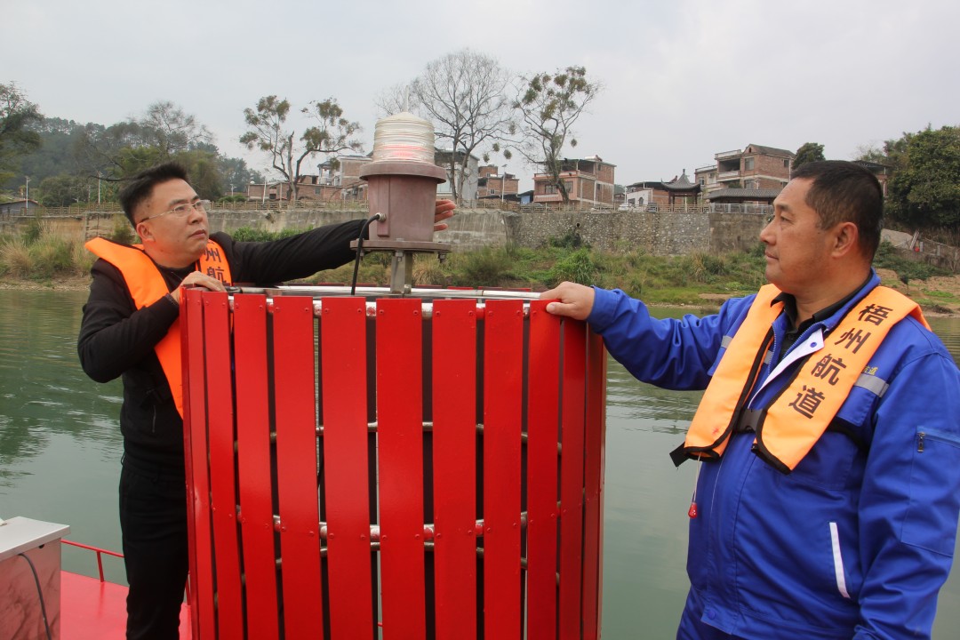 1767165477260056589.jpg 检查组检查航标是否作用正常.jpg