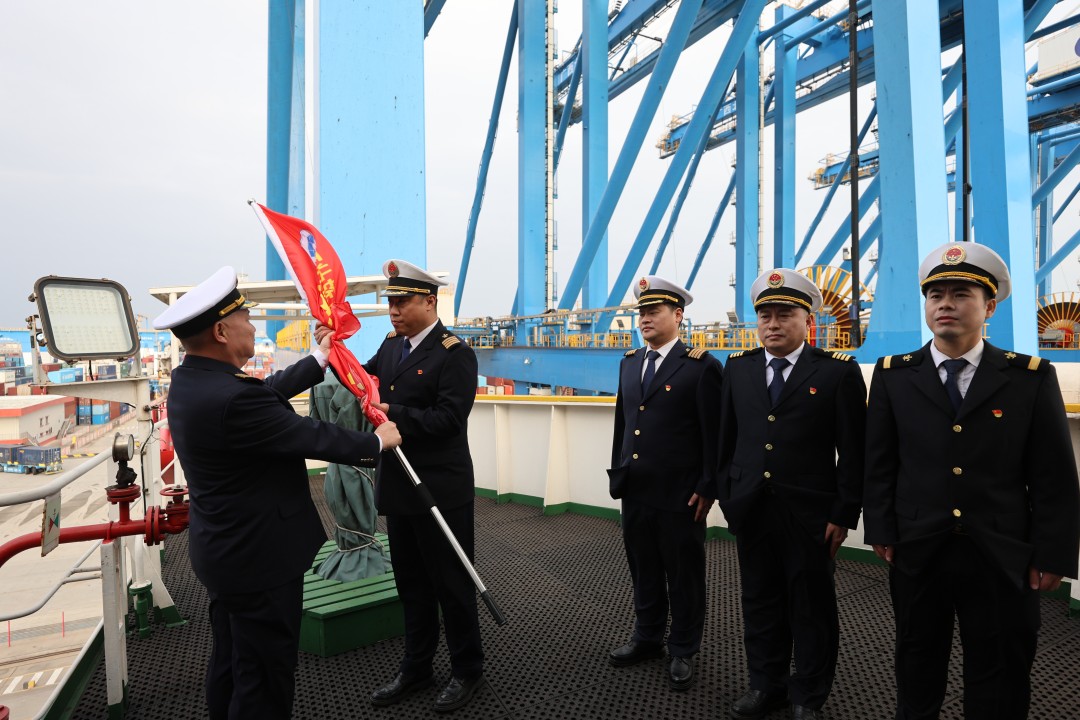 1768197345858014811.jpg “党员先锋队”授旗仪式.jpg