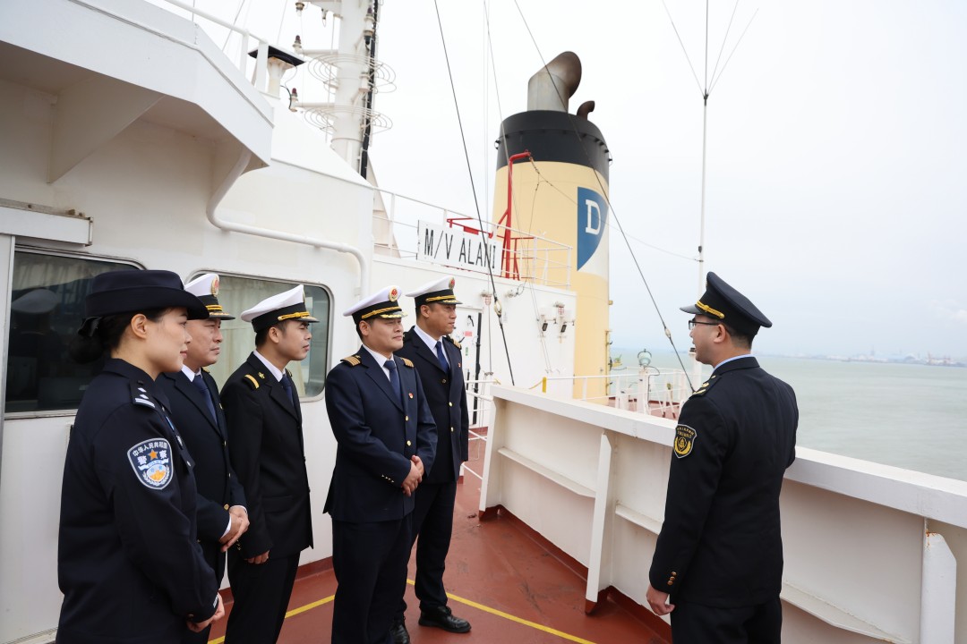 1768197366733081369.jpg 交通运输综合行政执法局第十支队何宏仁给青年引航员讲解.jpg