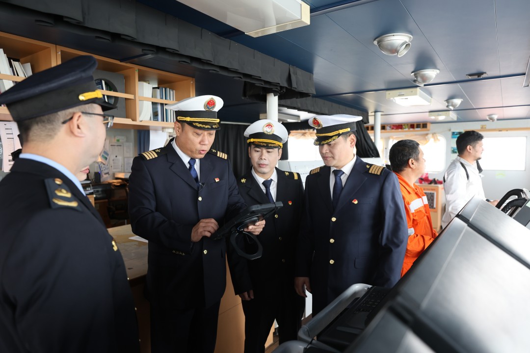 1768197421525002448.jpg 钦州引航站一级引航员臧泽铭给青年引航员讲解.jpg