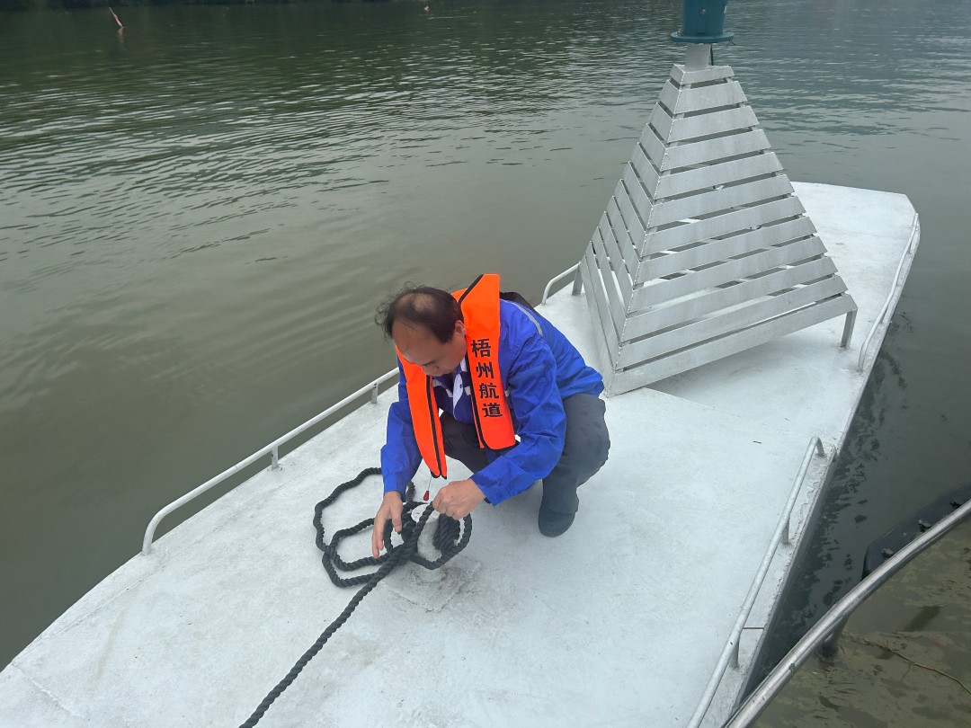 1768545326916034022.jpg 2工作人员调整施工航段航标.jpg