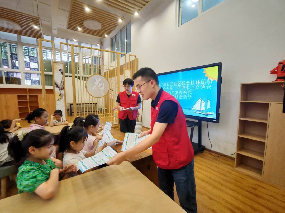 2025年6月17日中隐小学”水上安全知识进校园“公益讲堂向小学生发放安全宣传资料.jpg