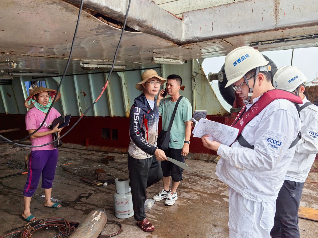 6.休渔期期间北海船检中心验船师对照图纸对渔船进行检验.jpg