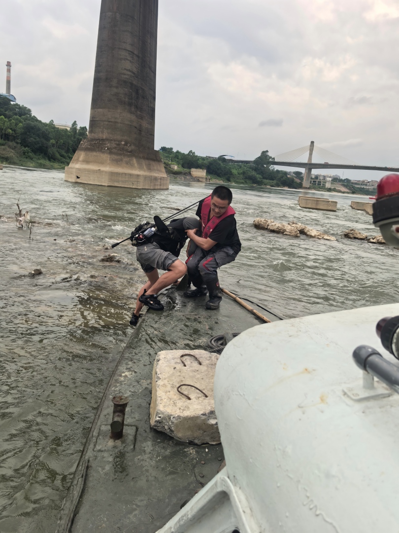 来宾分中心工作人员在急流中救助被困垂钓群众(1).jpg