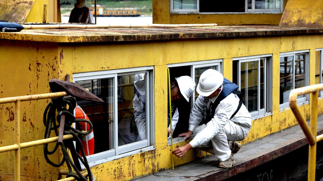 4-2在广西柳州市三江侗族自治县丹洲镇，验船师正对客渡船进行检验。（覃庆和 摄）.jpg