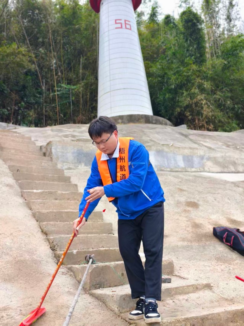 1771658031359049175.jpg 图2黄中人在清理护坡垃圾.jpg