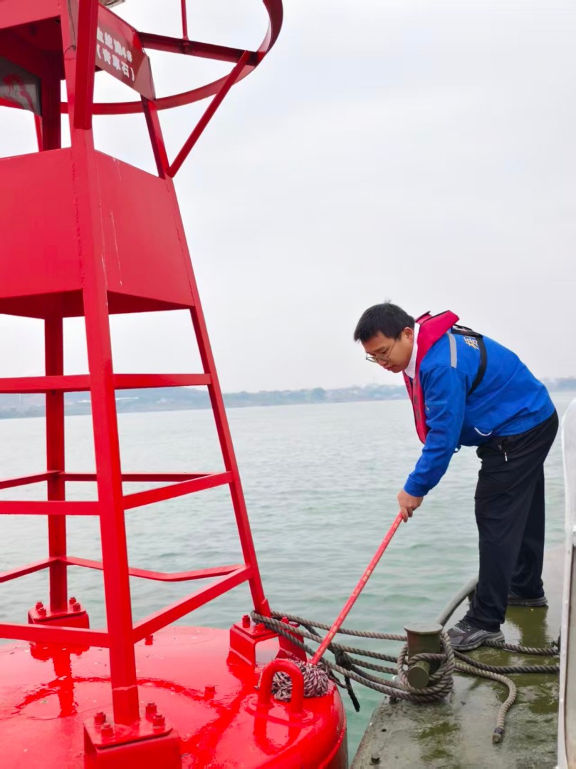 1771658043388046986.jpg 图3余振晖在擦洗浮鼓.jpg