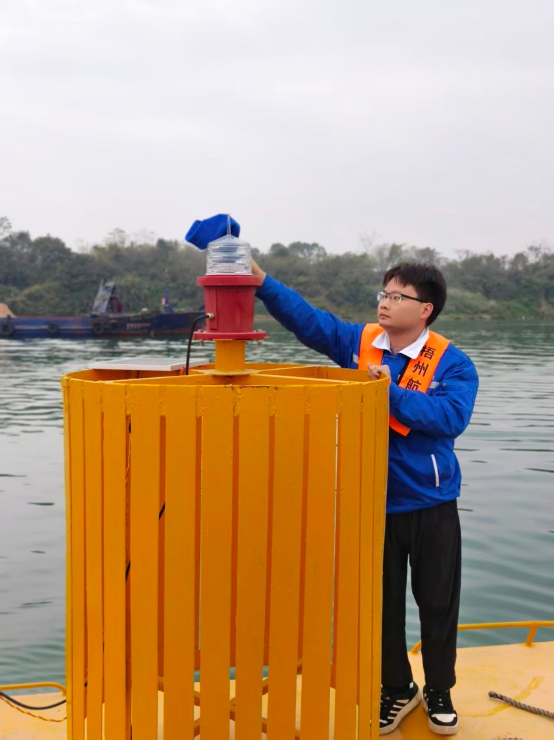 1771658056178014445.jpg 图4黄中人擦洗船标.jpg