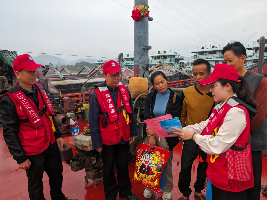 1772434028349042472.jpg 志愿者向船主普及有关法律法规知识(黄烁光拍摄 ).jpg