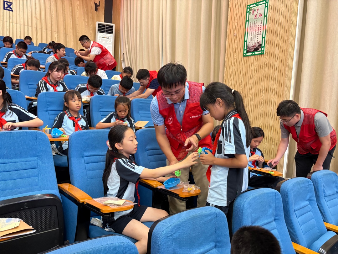 1778468483754090179.jpg 滚动图片6:志愿者指导学生组装船舶模型(黎有福摄).jpg